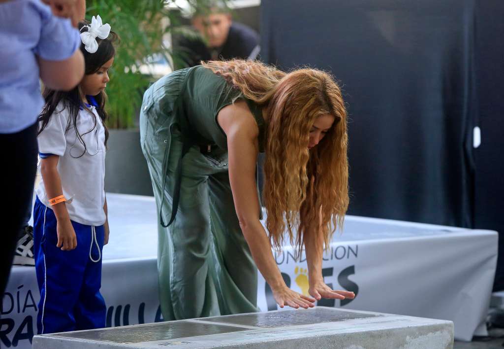 AME175. BARRANQUILLA (COLOMBIA), 16/09/2023.- La cantante colombiana Shakira participa en la inauguración de la Institución Educativa Distrital Nuevo Bosque Pies Descalzos, hoy, en Barranquilla (Colombia). Shakira asistió a la inauguración de la Institución Educativa Distrital Nuevo Bosque Pies Descalzos, ubicada en un barrio de muy escasos recursos al sur de la ciudad y con la que darán educación a unos mil estudiantes anualmente. EFE/ Ricardo Maldonado Rozo