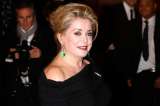 Llueven críticas en redes sociales tras manifiesto de Catherine Deneuve y otras mujeres