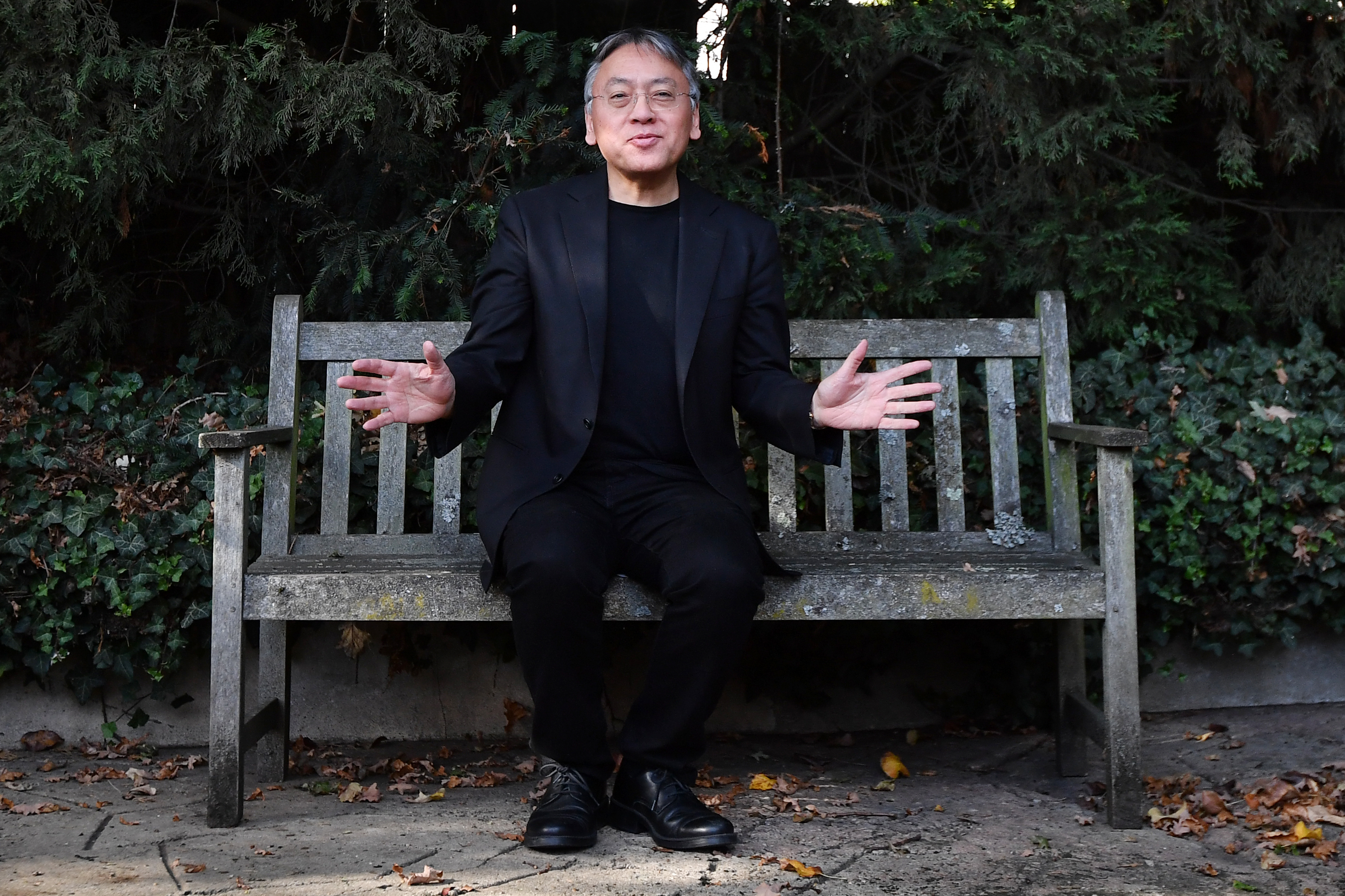 En "Klara y el Sol", su más reciente novela, Kazuo Ishiguro vuelve a recurrir a la ciencia ficción a través de Klara, una una Amiga Artificial (AA) especializada en el cuidado de niños. Klara es destinada a cuidar a una niña enferma y, aunque es un ser artificial, se plantea cuestiones muy humanas, que Ishiguro traslada al lector en su novela: “¿Qué es lo que nos define como personas? ¿Cuál es nuestro papel en el mundo? ¿Qué es el amor?...”.