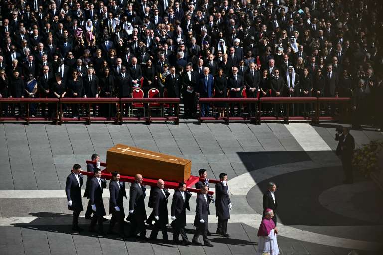 El presidente de los Estados Unidos, Donald Trump (C), y la primera dama, Melania Trump (C/D), se encuentran junto a los líderes mientras observan la llegada del ataúd mientras asisten al difunto Papa.