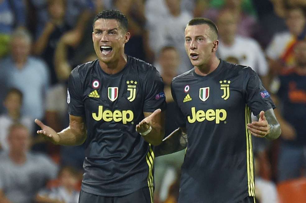 Cristiano Ronaldo no podía cree que había visto la tarjeta roja por primera vez en la UCL. / AFP