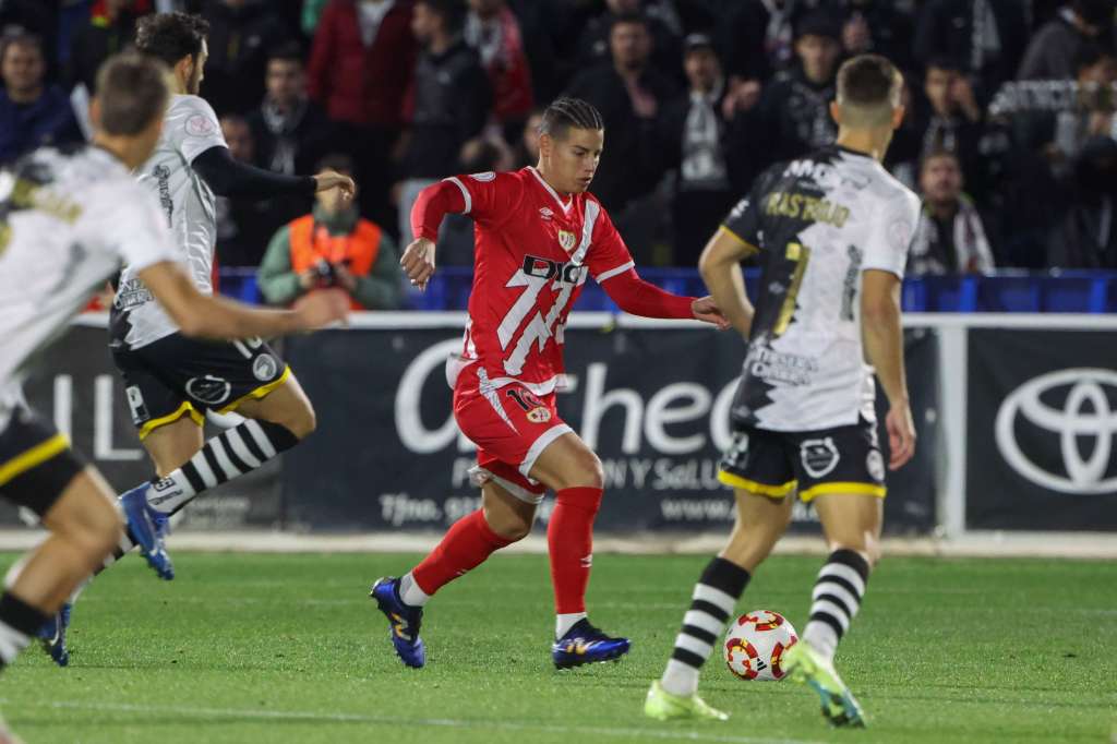 SALAMANCA, 04/12/2024.- El centrocampista colombiano del Rayo Vallecano, James Rodríguez (c), conduce el balón ante los jugadores del Unionistas CF durante el encuentro correspondiente a la segunda ronda de la Copa del Rey que disputan hoy miércoles Unionistas CF y Rayo Vallecano en el estadio municipal Reina Sofía de Salamanca. EFE/JMGARCIA.