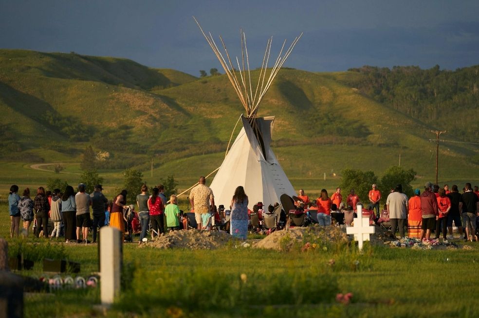 Cientos de personas se reúnen cerca del lugar donde fueron encontradas las cerca de 750 tumbas de indígenas canadienses.