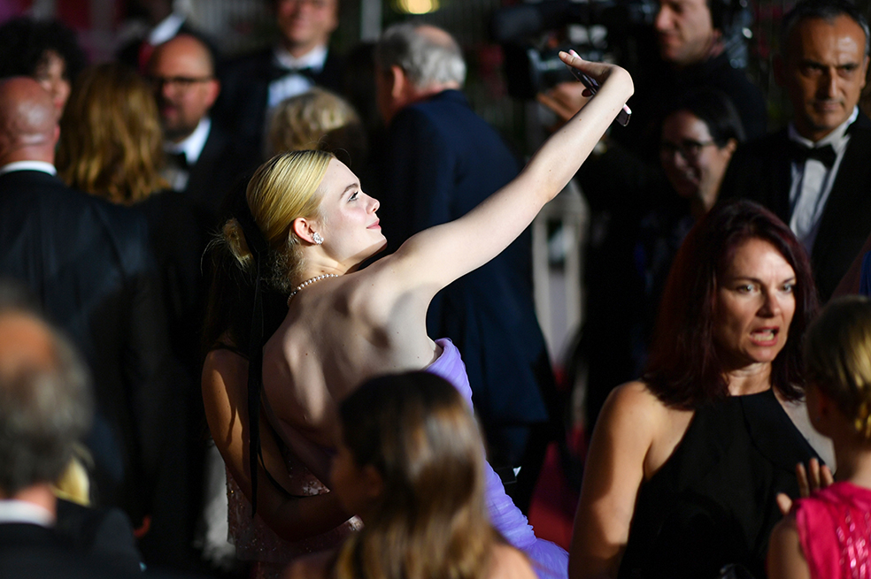 La actriz Elle Fanning se toma una selfie en el Festival de Cine de Cannes 2017 antes de la proyección de la película "The Beguiled". / Archivo AFP