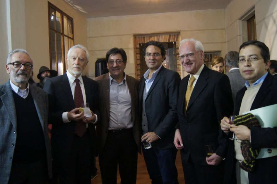 : Isaías Peña, director del Departamento de Humanidades y Letras de la Universidad Central; el nobel de literatura J. M. Coetzee; Rafael Santos, rector de la Universidad Central; el escritor Juan Gabriel Vásquez; Fernando Chaparro, vicerrector académico de la Universidad Central; y Oscar Godoy, docente de Creación Literaria de la Universidad Central.