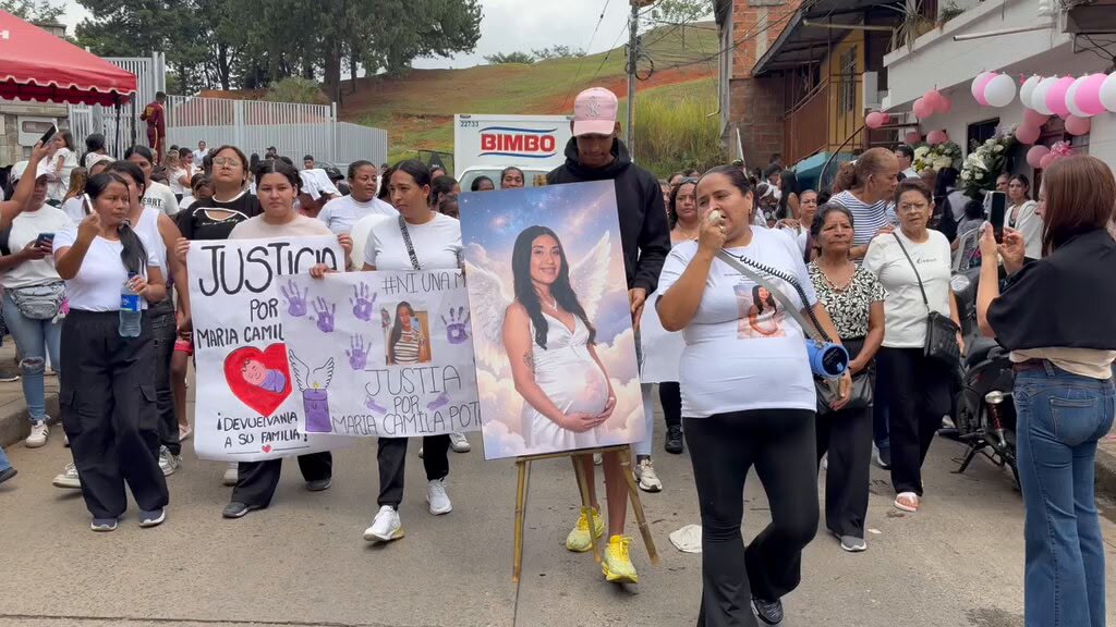 Mientras avanzan las investigaciones, familiares y ciudadanos han realizado movilizaciones para exigir justicia y pedir respuestas sobre lo ocurrido con la joven y el bebé que esperaba.