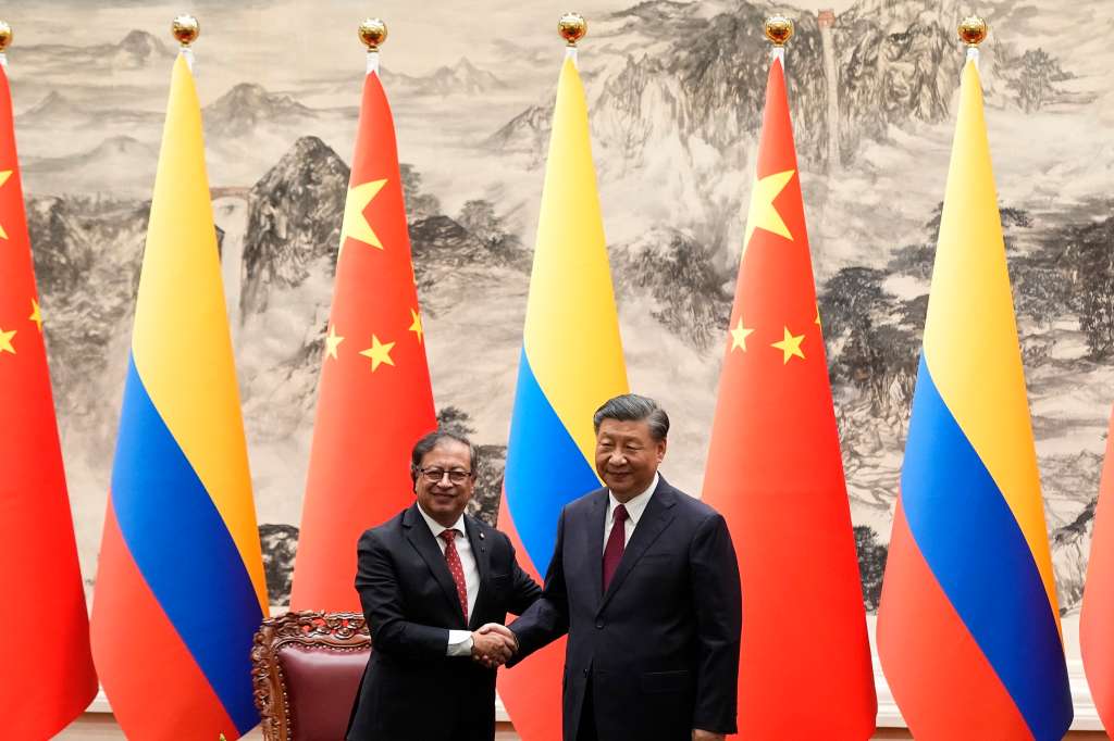 Beijing (China), 25/10/2023.- Chinese President Xi Jinping (R) shakes hands with Colombian President Gustavo Petro during a signing ceremony held at the Great Hall of the People in Beijing, China, 25 October 2023. EFE/EPA/KEN ISHII / POOL