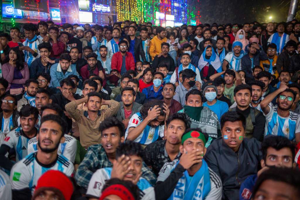 Dhaka (Bangladesh), 18/12/2022.- Bangladeshi soccer fans watch a public broadcast of the FIFA World Cup Qatar 2022 final match between Argentina and France at the Dhaka University area, in Dhaka, Bangladesh, 18 December 2022. (Mundial de Fútbol, Francia, Catar) EFE/EPA/MONIRUL ALAM