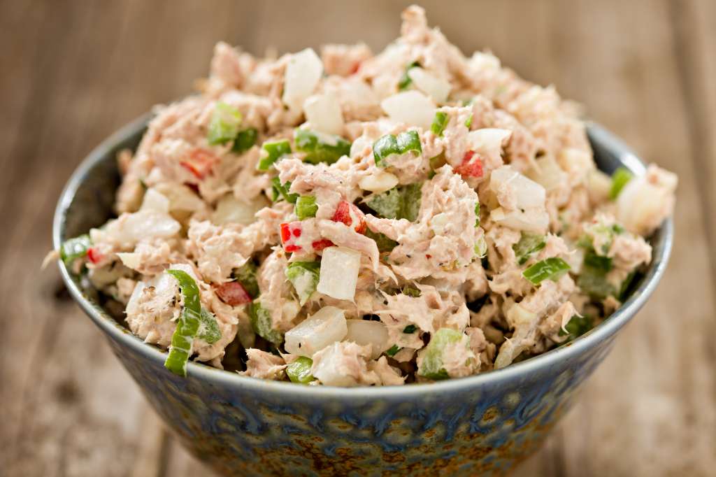 Esta ensalada cremosa de atún y pepino, es una receta fresca, sin cocción e ideal para resolver los sabores del día.
