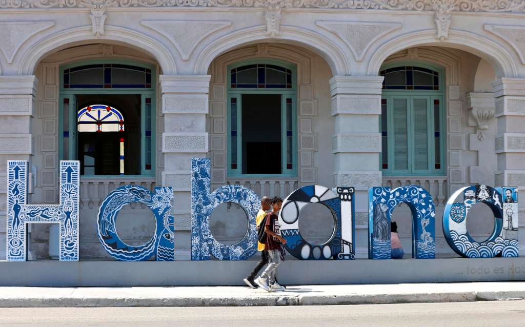AME020. LA HABANA (CUBA), 16/04/2025.- Jóvenes caminan por una zona del Malecón este martes, en La Habana (Cuba). EFE/ Ernesto Mastrascusa