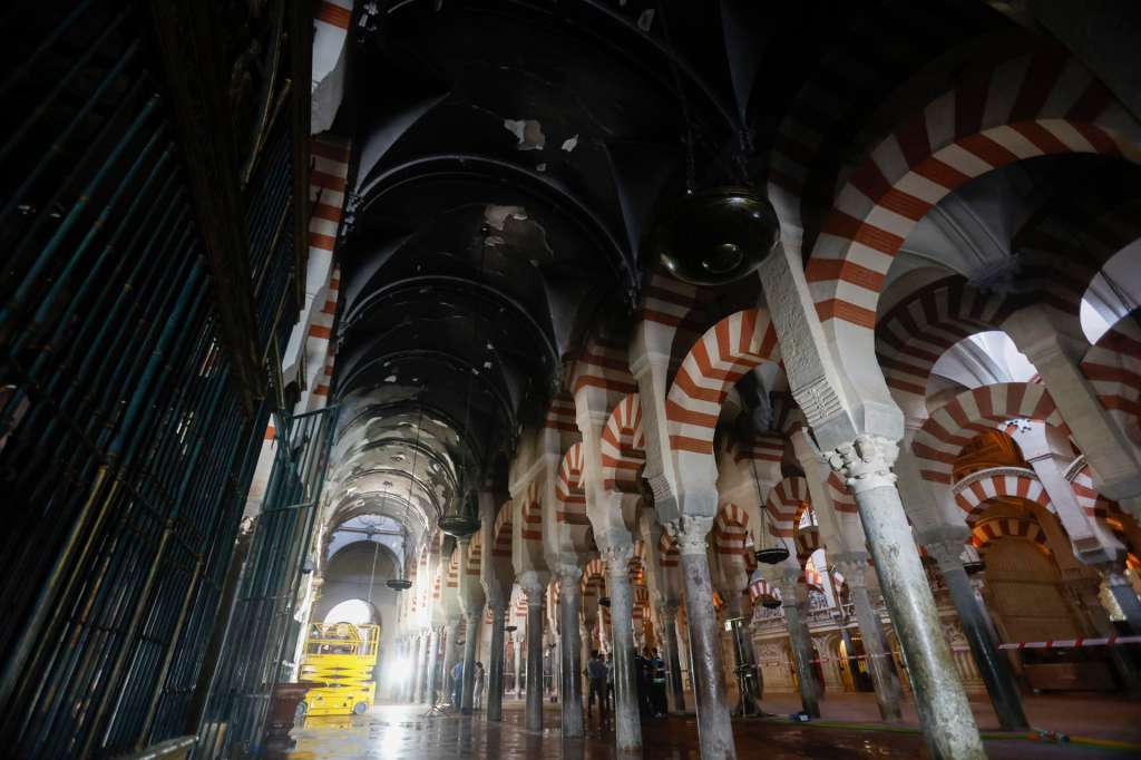 CÓRDOBA, 09/08/2025.- Trabajos en el interior de la mezquita-catedral después del incendio que en la noche del viernes afectó al templo. Una capilla colapsada, en la que se ha derrumbado el techo, y otras dos afectadas es el balance de daños que ocasionó el fuego. EFE/Salas