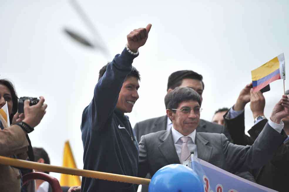 El ciclista colombiano Nairo Quintana saludo a los cientos de seguidores que salieron a darle la bienvenida. Fotos: David Campuzano