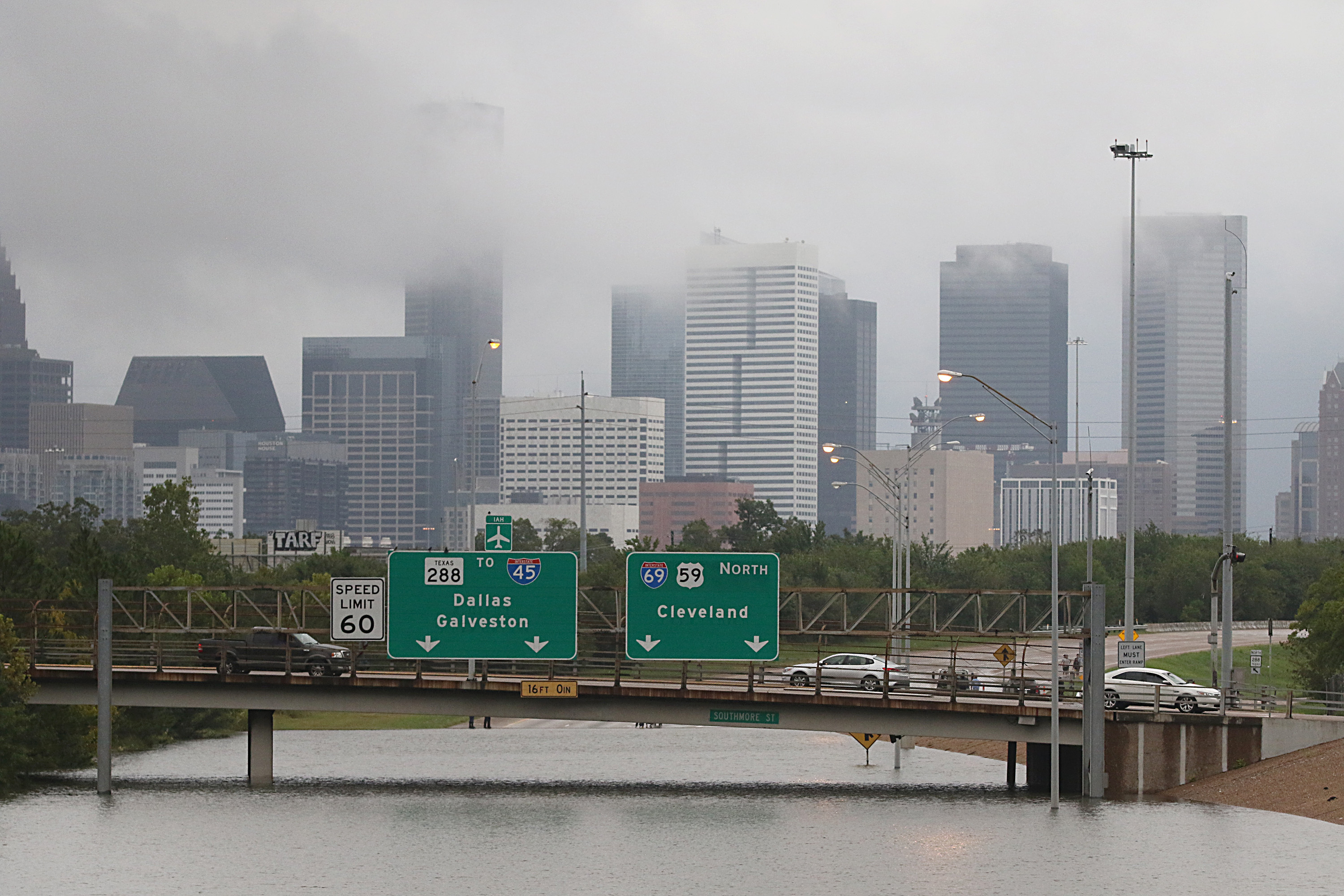 Harvey ha causado "catastróficas inundaciones" en Houston y otros lugares, donde los equipos de rescate emplean decenas de helicópteros y lanchas para asistir a las personas que han quedado atrapadas por las inundaciones. / AFP