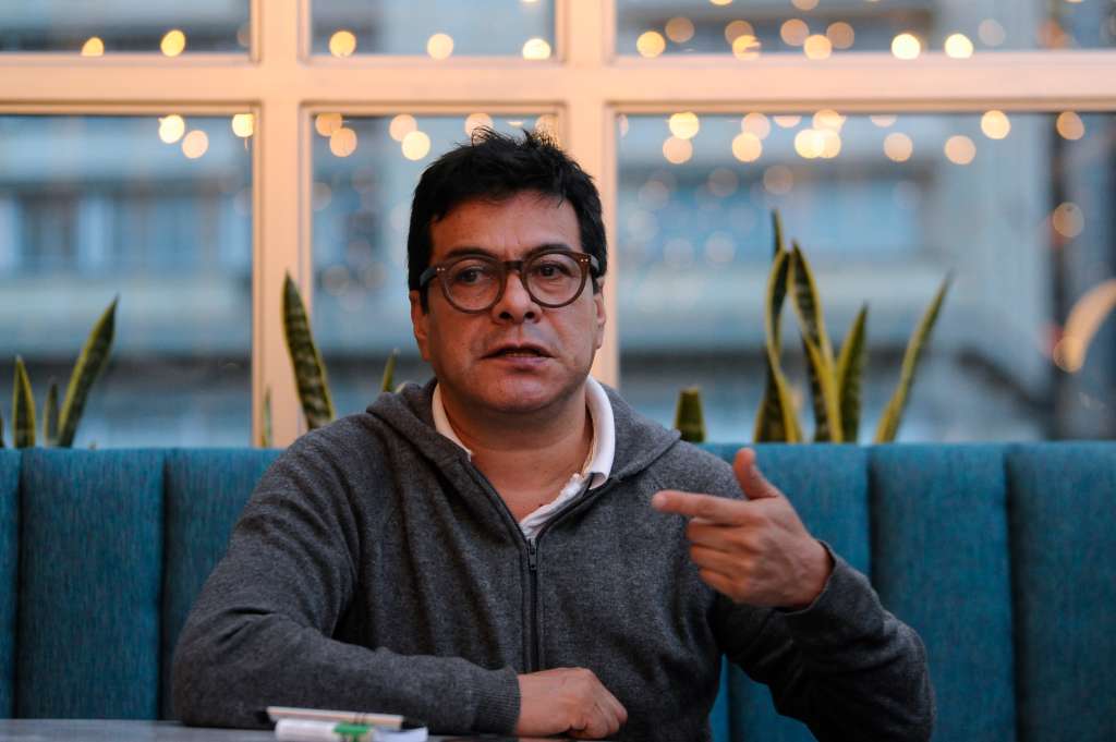 Comisionado de paz durante entrevista