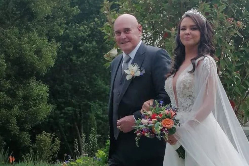 En varios videos, que ya circulan en redes, se ve el tierno momento donde el actor Jorge Cao sostiene a Natasha Klauss y caminan hacia el altar