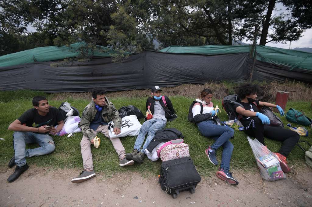 Migrantes venezolanos transitan por la autopista norte de Bogotá de regreso a Venezuela, en medio de la cuarentena obligatoria por cuenta del Covid-19.