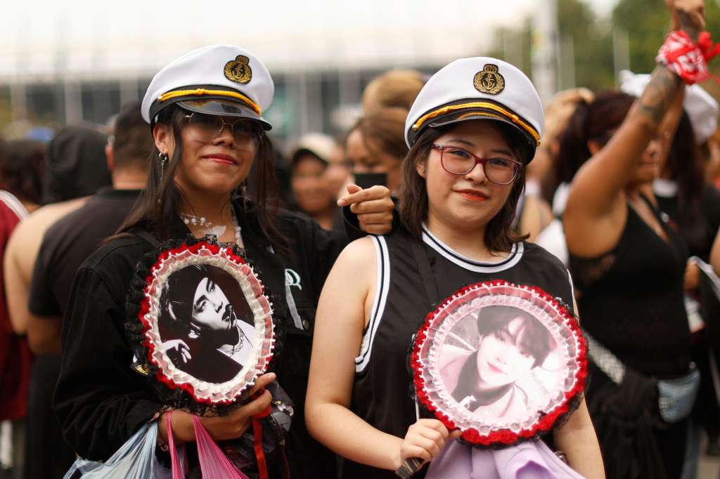 MEX2164. CIUDAD DE MÉXICO (MÉXICO), 07/05/2026.- Seguidoras del grupo surcoreano de K-pop BTS posan previo a un concierto este jueves, en el estadio GNP en Ciudad de México (México). EFE/ Sáshenka Gutiérrez