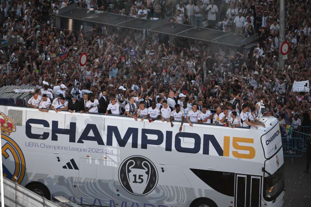 MADRID, 02/06/2024.- Los jugadores del Real Madrid celebran con la afición la victoria del equipo en la final de la Liga de Campeones, este domingo en la Plaza de Cibeles. EFE/Fernando Villar