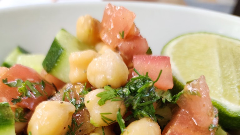 Receta para preparar ensalada fresca de garbanzos y comino