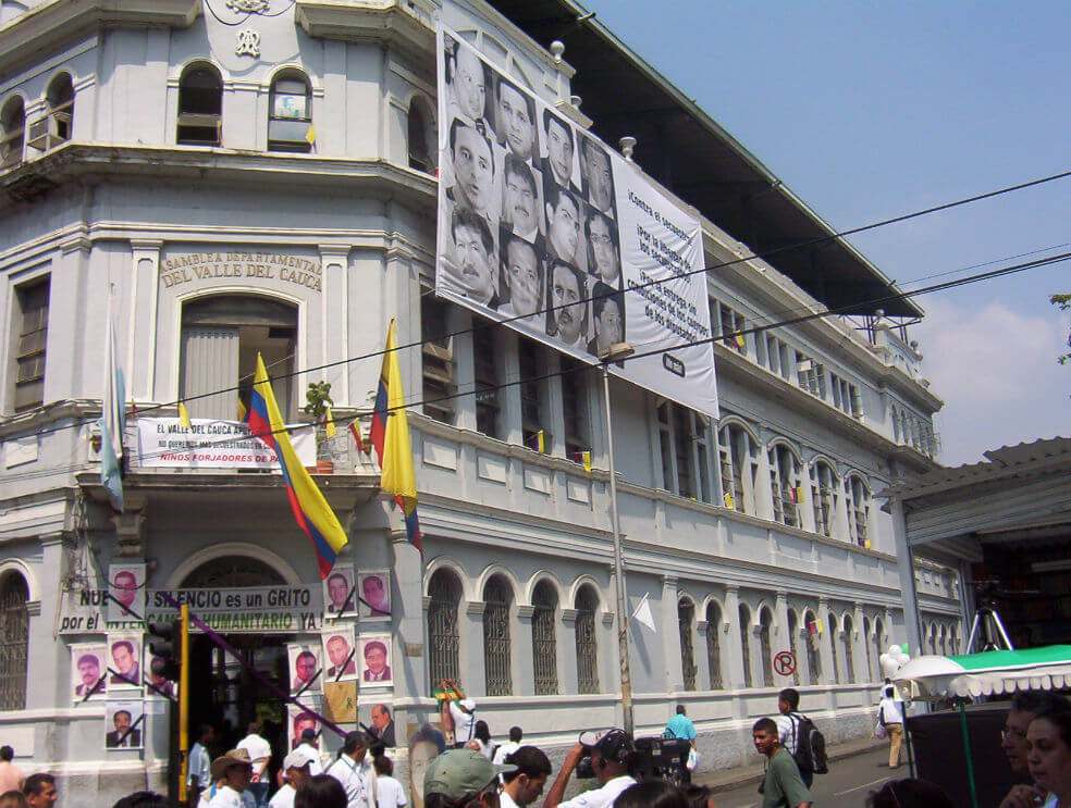 Marcha por la paz frente a las Asamblea del Valle el 5 de julio de 2007. / /Cortesía.