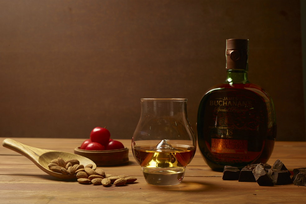 Las maltas de whisky son sabores puros, menos complejos, que solo a manos de los maestros mezcladores y artistas del whisky se convierten en los blended whiskies reconocidos como Buchanans y Johnnie Walker. / Cortesía