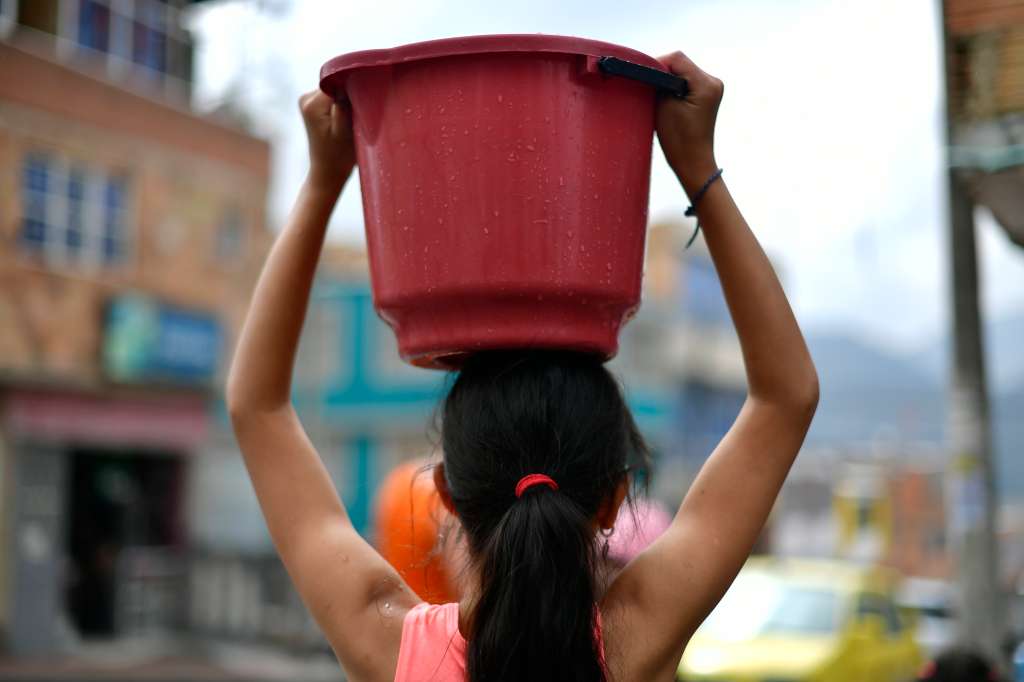 Gente corriendo detrás de carrotanques y filas extensas de personas que esperan llenar sus ollas y baldes de agua se han vuelto panorama en distintos barrios de la localidad de Usme que se han visto afectadas por un daño imprevisto en la línea que lleva el agua a la Planta El Dorado.