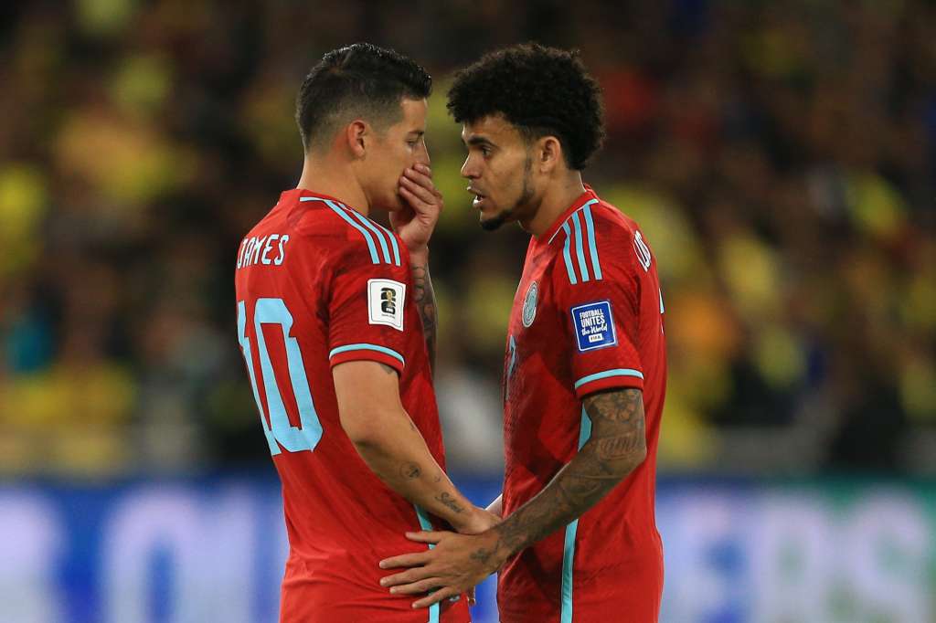 AME8114. QUITO (ECUADOR), 17/10/2023.- James Rodríguez (i) y Luis Fernando Díaz de Colombia hablan hoy, en un partido de las Eliminatorias Sudamericanas para la Copa Mundial de Fútbol 2026 entre Ecuador y Colombia en el estadio Rodrigo Paz Delgado en Quito (Ecuador). EFE/ Julio Estrella