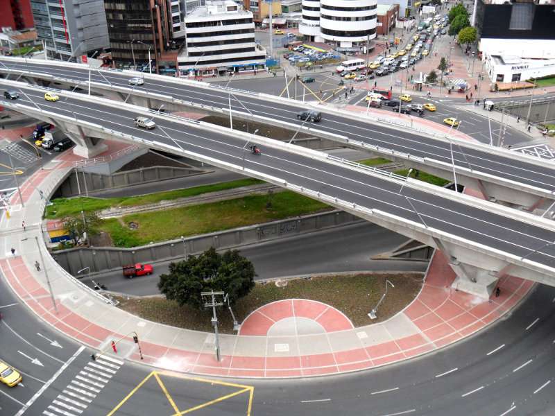 El cierre se está levando a cabo las 24 horas del día, por lo cual el transito vehicular de la zona se ha visto afectado.