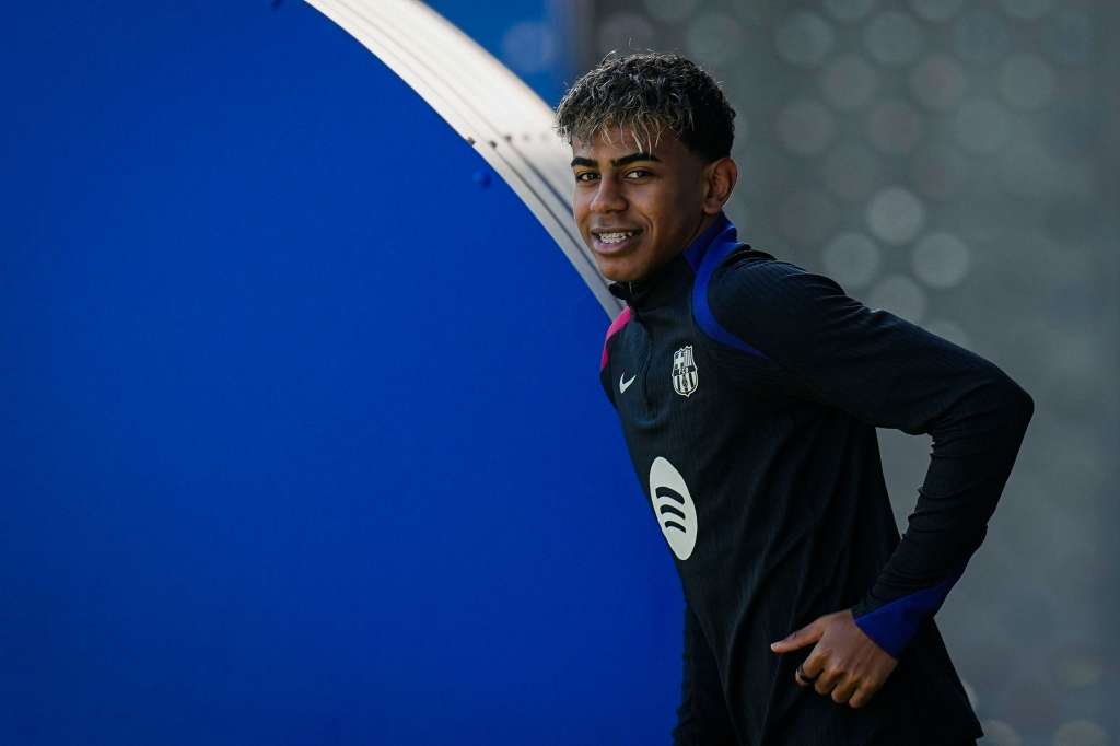 SANT JOAN DESPI (BARCELONA), 15/03/2025.- El extremo español Lamine Yamal participa en el entrenamiento del equipo en las instalaciones de la Ciudad Deportiva Joan Gamper este sábado. El combinado se enfrenta mañana al Atlético de Madrid en un partido de LaLiga que se disputará en el campo del Atlético, en Madrid. EFE/ Enric Fontcuberta