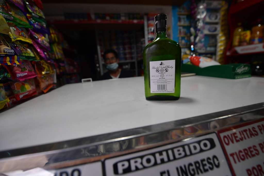 Aspectos de botellas de alcohol cuya venta no esta permitida durante la ley seca por el Covid – 19