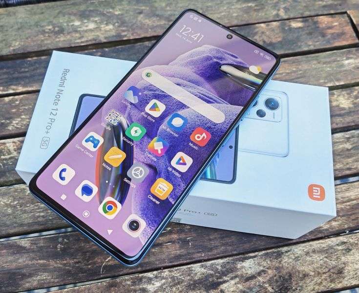 El Xiaomi Redmi Note 12 Pro Plus con su cámara frontal de 16MP, que utiliza un filtro Quad-Bayer para capturar selfies detalladas con colores vivos y alto contraste.