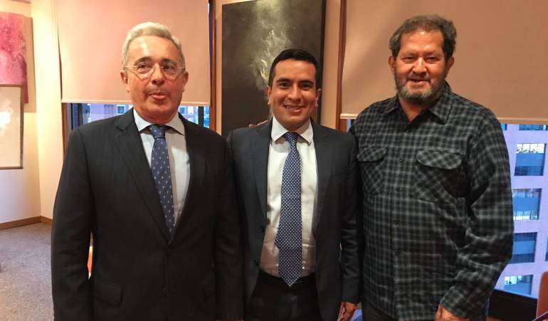El expresidente Álvaro Uribe, el representante a la Cámara Edward Rodríguez y Angelino Garzón en la reunión de mayo de 2017. / Archivo particular