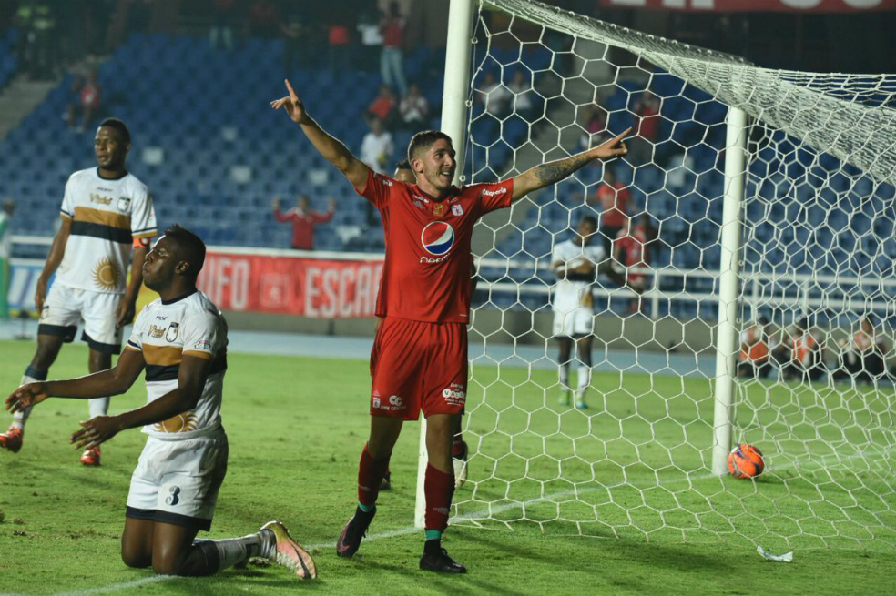 El uruguayo Santiago Silva festeja su primer tanto con la camiseta de América de Cali. / @AmericadeCali