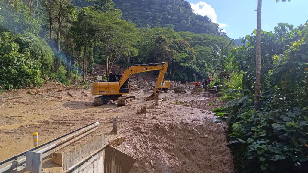 Maquinaria amarilla trabaja en el sector que mantiene cerrado el corredor vial entre Medellín y Urabá.