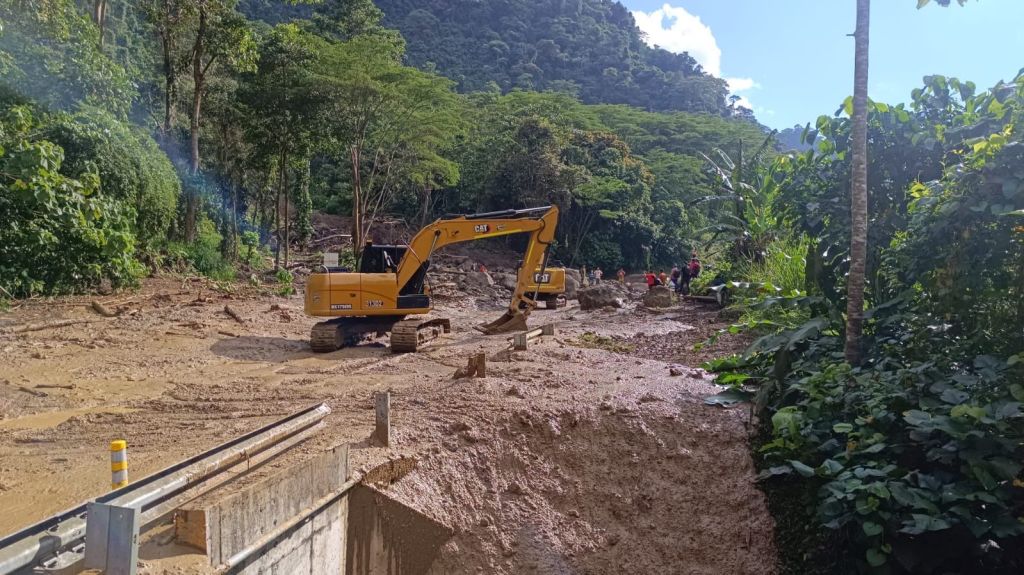 Maquinaria amarilla trabaja en el sector que mantiene cerrado el corredor vial entre Medellín y Urabá.