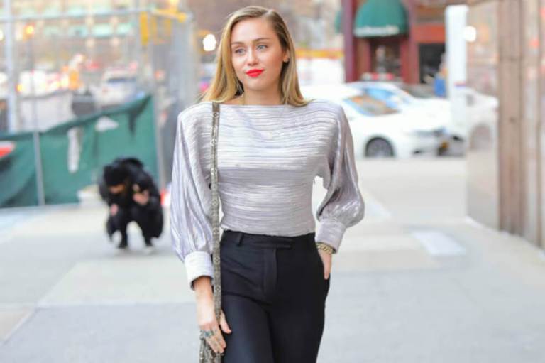 Miley Cyrus dice que «Black Mirror» habla sobre la explotación de artistas