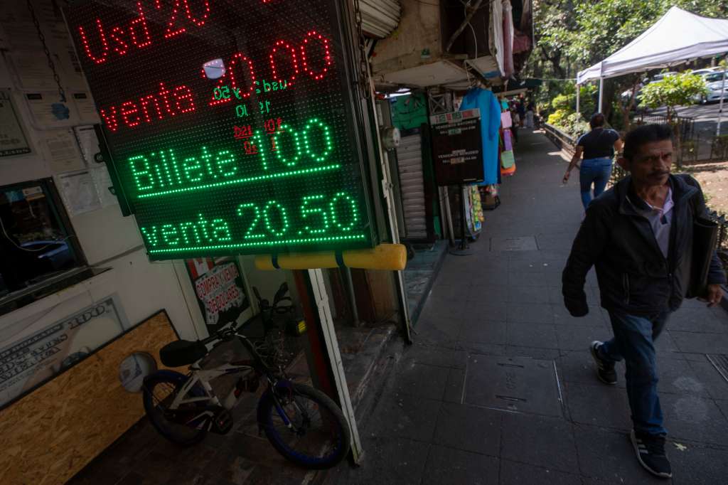 MEX8491. CIUDAD DE MÉXICO (MÉXICO), 05/04/2025.- Personas caminan frente a una casa de cambio este miércoles, en Ciudad de México (México). La relación de América Latina con el dólar estadounidense es diversa y, en muchos casos, contradictoria. Mientras algunos países han adoptado formalmente la divisa como moneda de curso legal, otros viven en un régimen de bimonetarismo de facto, donde el dólar reina en la economía cotidiana sin figurar oficialmente. EFE/ Isaac Esquivel