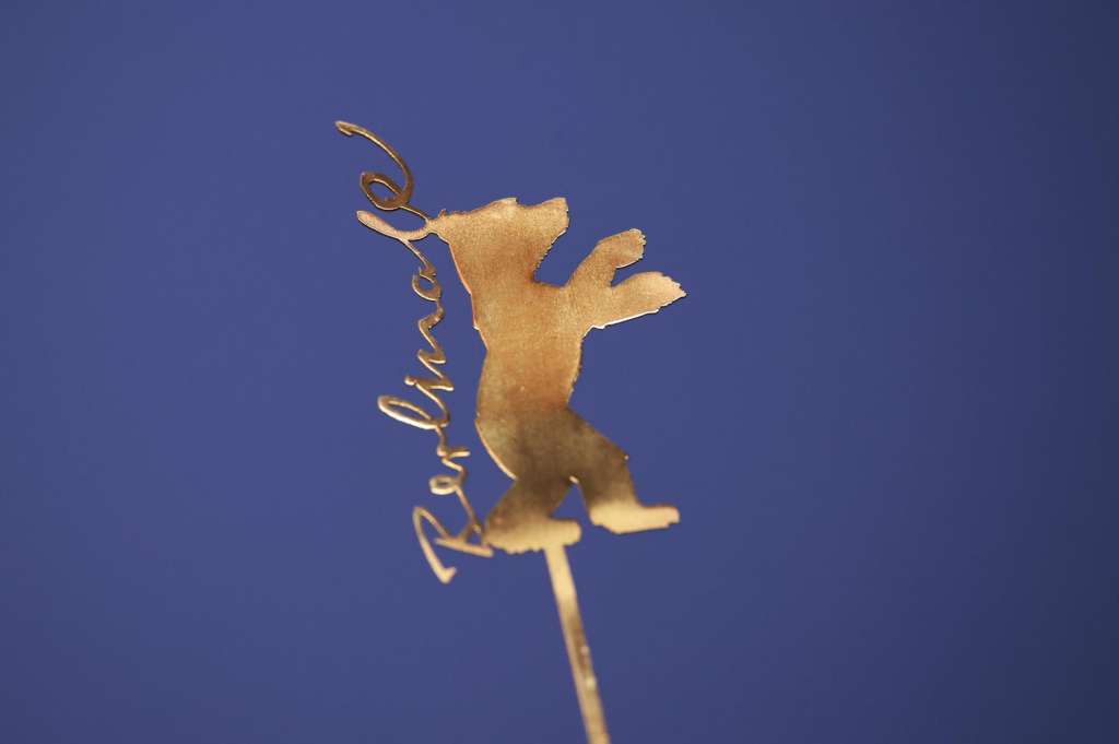 BERLIN (Germany), 16/02/2026.- A Golden Berlinale Bear logo at a press conference for 'At the Sea' during the 76th Berlin International Film Festival, in Berlin, Germany, 16 February 2026. The 76th Berlinale runs from 12 to 22 February 2026. (Cine, Alemania) EFE/EPA/CLEMENS BILAN