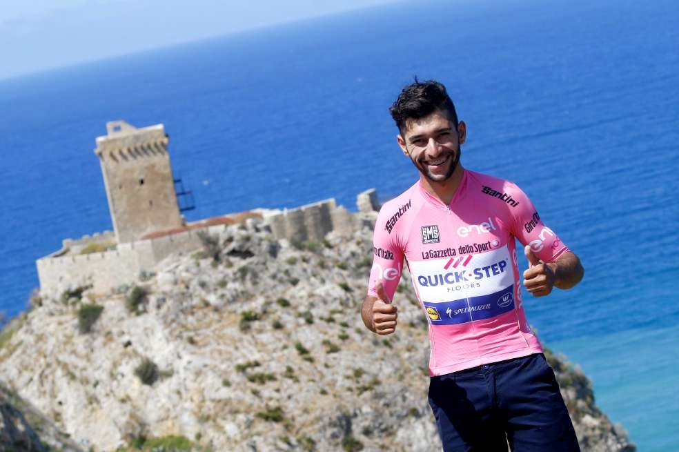 Fernando Gaviria con la maglia rosa, después de su triunfo en 2017.