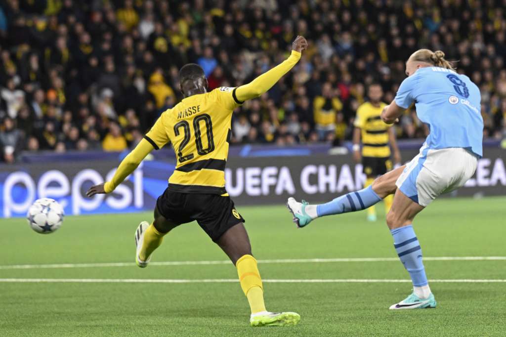Bern (Switzerland), 25/10/2023.- Manchester City's Erling Haaland scores the 1-3 goal during the UEFA Champions League group G soccer match between BSC Young Boys and Manchester City, in Bern, Switzerland, 25 October 2023. (Liga de Campeones, Suiza) EFE/EPA/ANTHONY ANEX