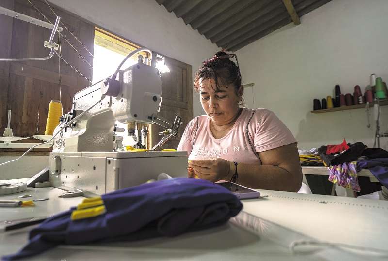 Luz Alcira Ocampo en el taller de confecciones de la Nueva Área de Reincorporación en Mutatá. / Fotos: María Camila Morales