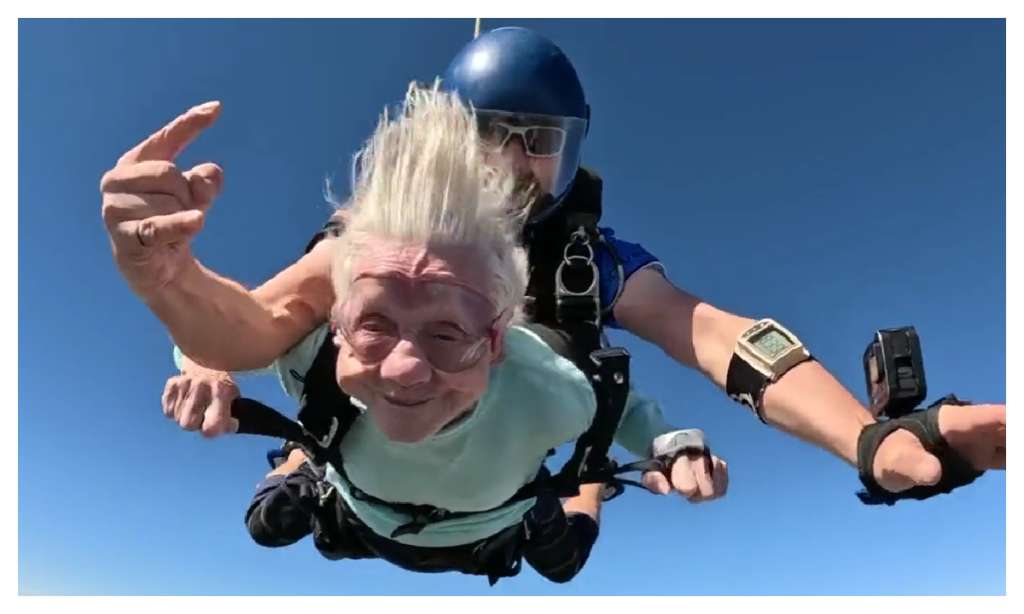 Murió mujer de 104 años que saltó en paracaídas para romper Record Guiness