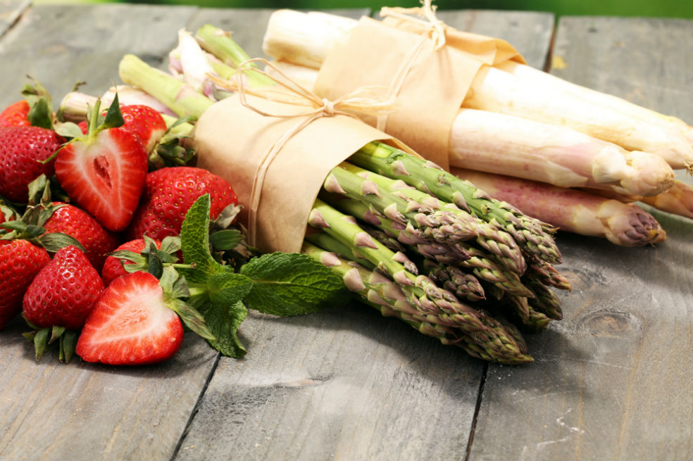 Ensalada de espárragos y fresas. / Archivo Cromos