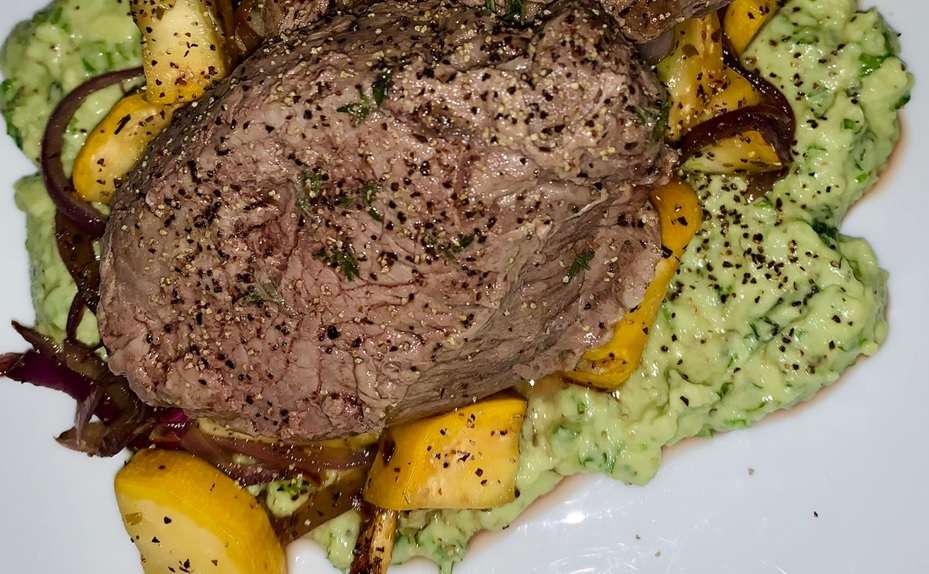 Bife en crema de aguacate