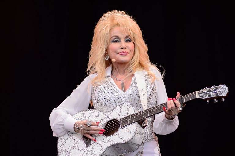 En esta foto de archivo tomada el 29 de junio de 2014, la cantante de música country estadounidense Dolly Parton actúa en el Pyramid Stage, el último día del Festival de Música y Artes Escénicas de Glastonbury en Worthy Farm en Somerset, suroeste de Inglaterra.
/ AFP PHOTO / LEON NEAL
