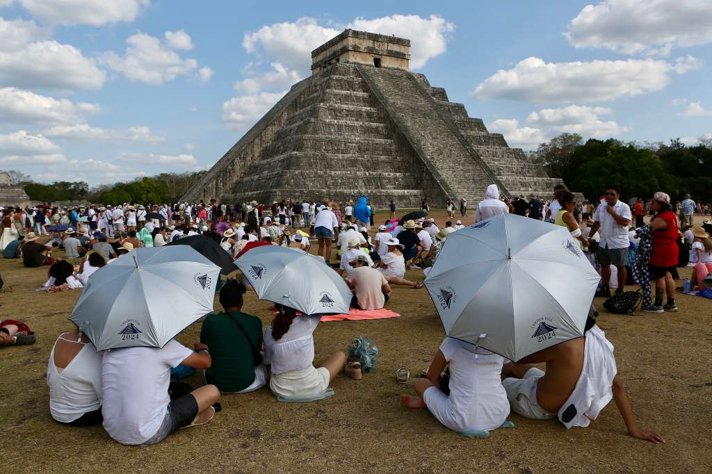 MEX2542. MÉRIDA (MÉXICO), 21/03/2024.- Turistas y visitantes se reúnen para recibir la llegada del equinoccio de primavera este jueves, en la zona arqueológica de Chichen Itza en la ciudad de Mérida, Yucatán (México). Más de 68.000 personas visitaron distintas zonas arqueológicas de México con motivo de la entrada de la primavera, siendo Chichén Itzá, una de las maravillas del mundo, la de mayor afluencia, informó este jueves el Instituto Nacional de Antropología e Historia (INAH). EFE/Lorenzo Hernández