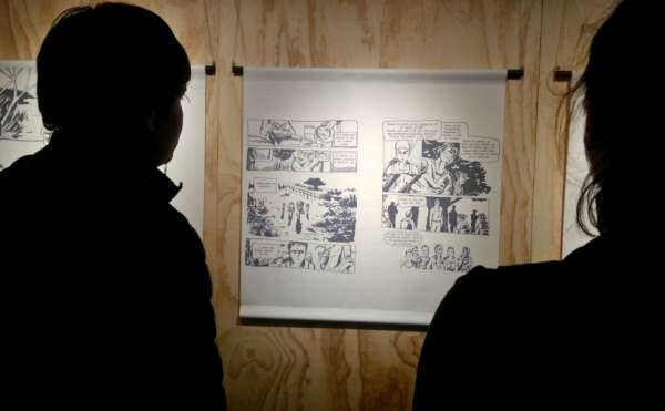 Dos visitantes en la exposición Voces para Transformar a Colombia, del Museo Nacional de Memoria Histórica, ven la historia de La Palizúa. / Fotos: Beatriz Valdés.