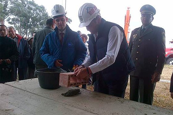 Nueva arremetida de Vargas Lleras contra Petro por cupos de vivienda VIP