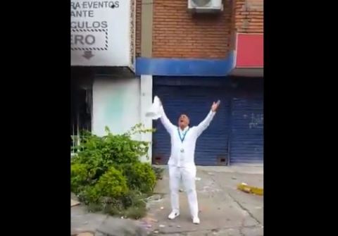Llorando, hombre en Cali se lamenta por hotel quemado en el Paro Nacional