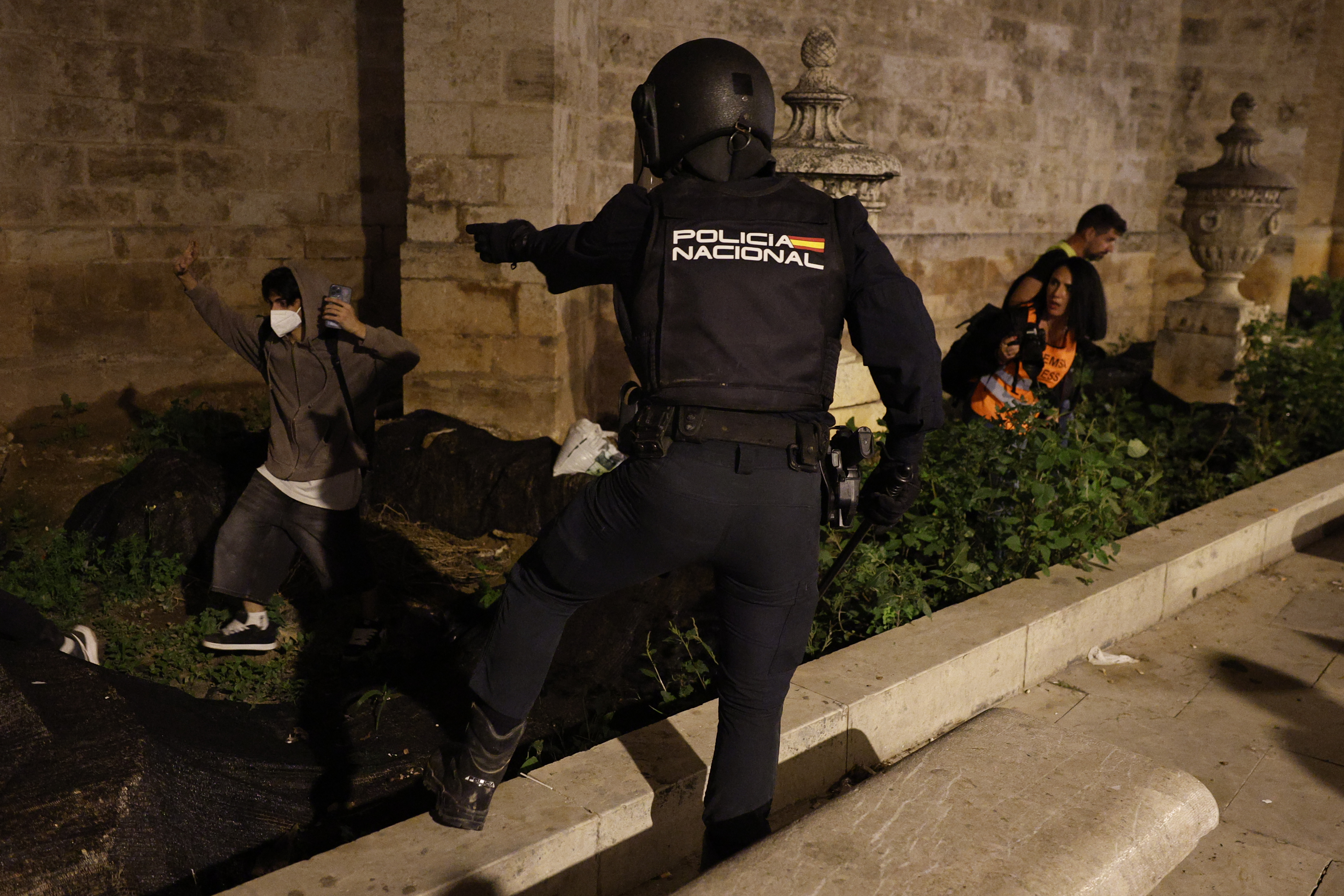 VALENCIA, 09/11/2024.- La policía carga tras la manifestación celebrada este sábado en la que cerca de 40 organizaciones sociales, cívicas y sindicatos de izquierda de la Comunitat Valenciana han protestado por la gestión de la dana y con el lema "Mazón dimisión", en alusión al president de la Generalitat. EFE/Kai Forsterling